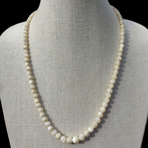 Vintage Jewelry - Vintage mother of pearl necklace